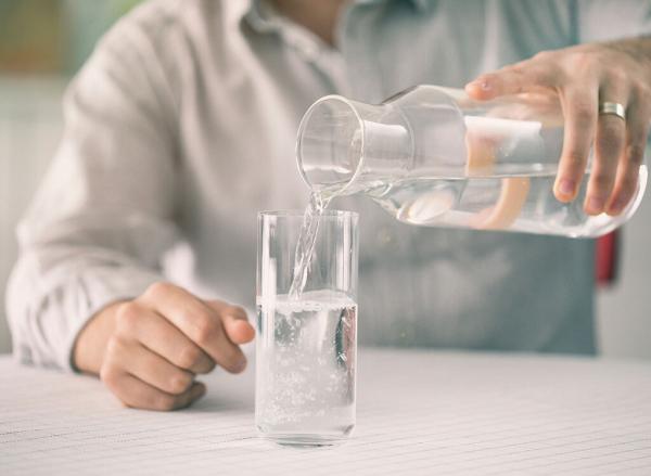این نوشیدنی پرطرفدار آب بدن را کم می نماید ، چقدر آب بنوشیم، کم نوشیدن آب چه خطری دارد؟